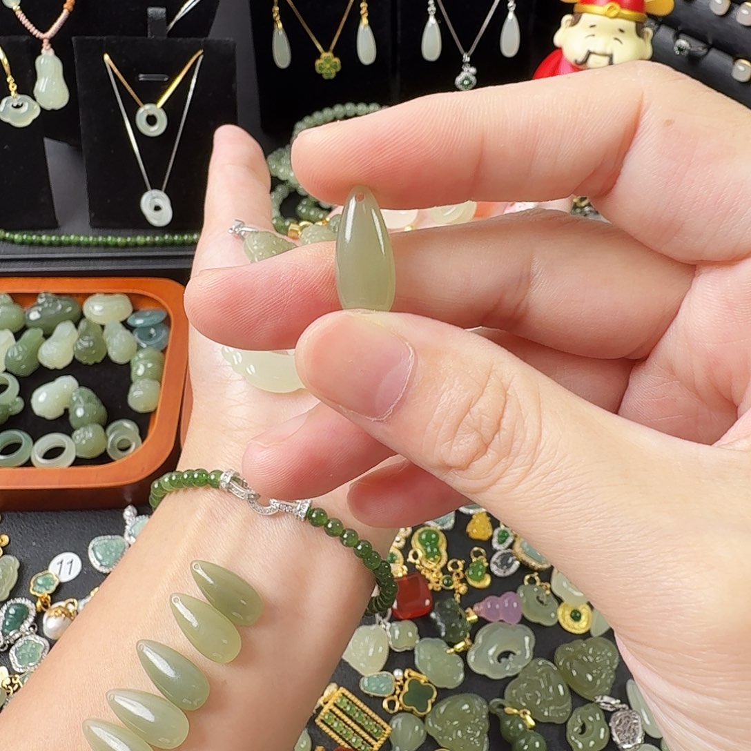 霞***光颈饰未镶嵌和田玉