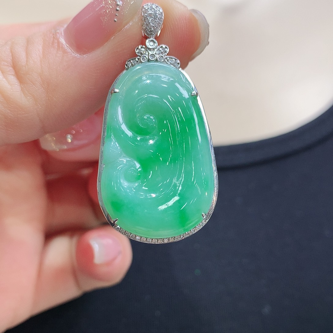 翡翠颈饰18K金镶嵌如意