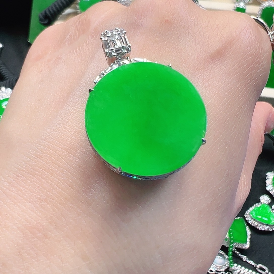 翡翠18K金镶嵌颈饰吊坠