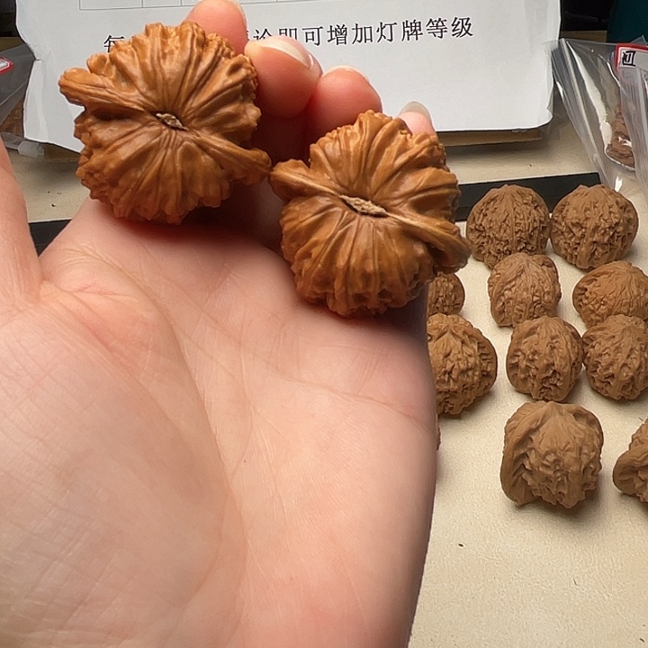 文玩核桃吊坠白狮子