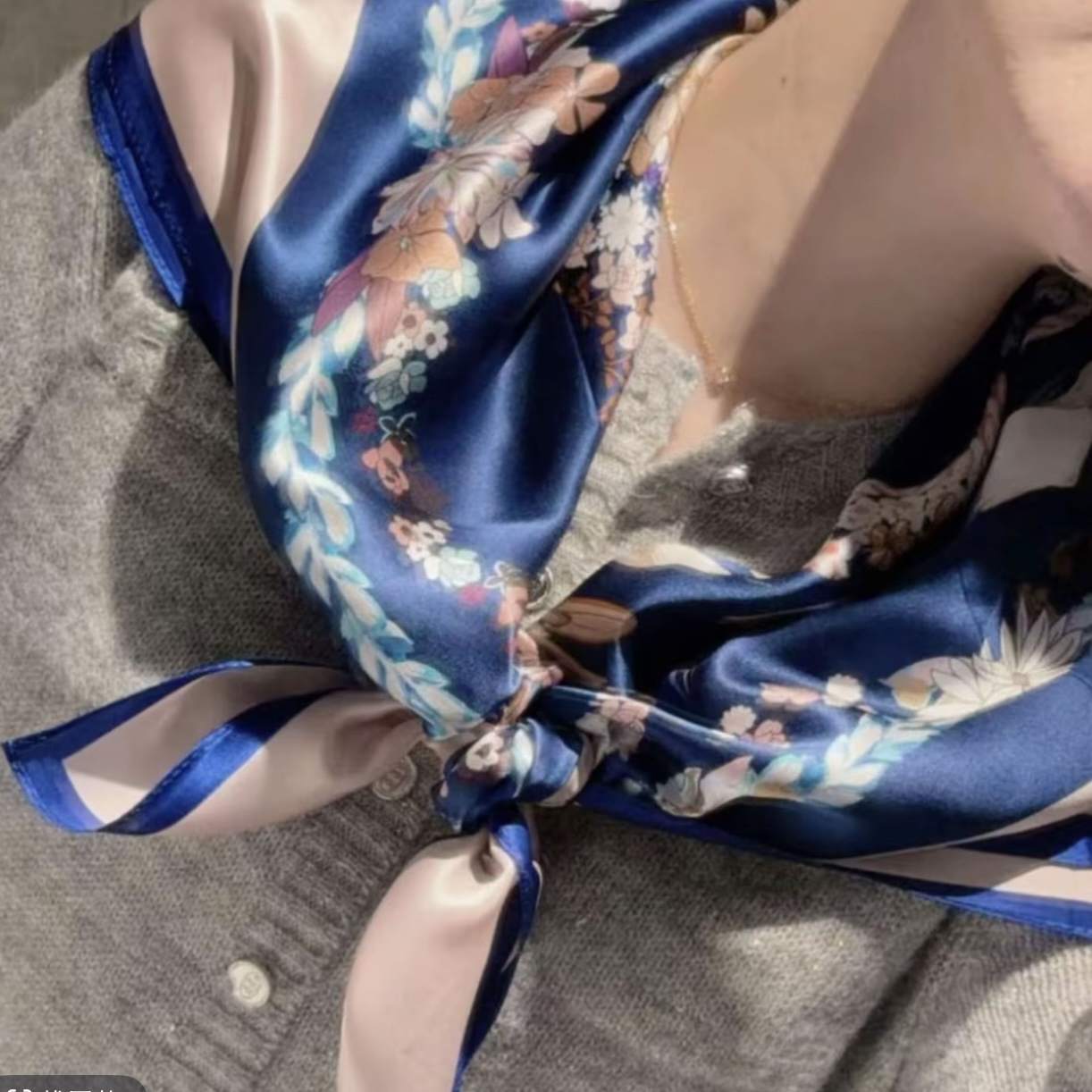 早春新款桑蚕丝印花方型百搭造型丝巾洋气女