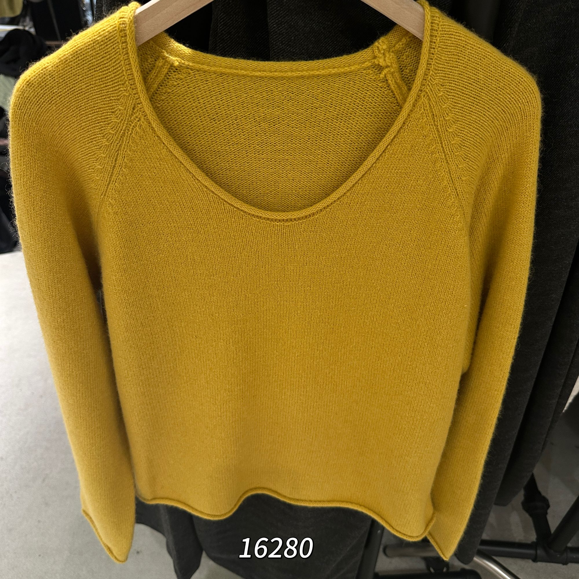 16280 WANGDAN（部分无水洗唛，介意慎拍)新款净版U领针织衫