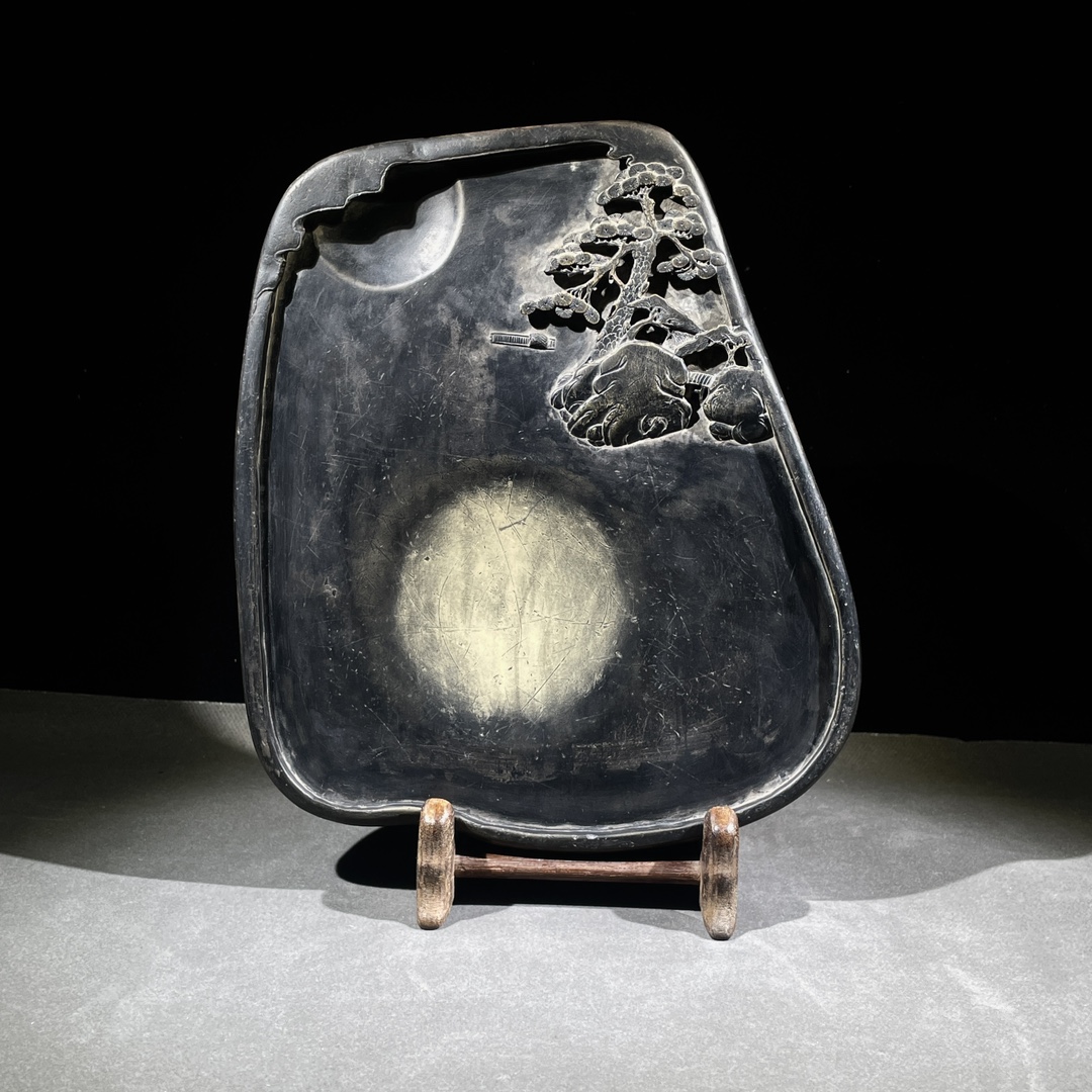 绿端砚，立体精雕细琢山水美景，祥云松树，小舟小桥。天然石色