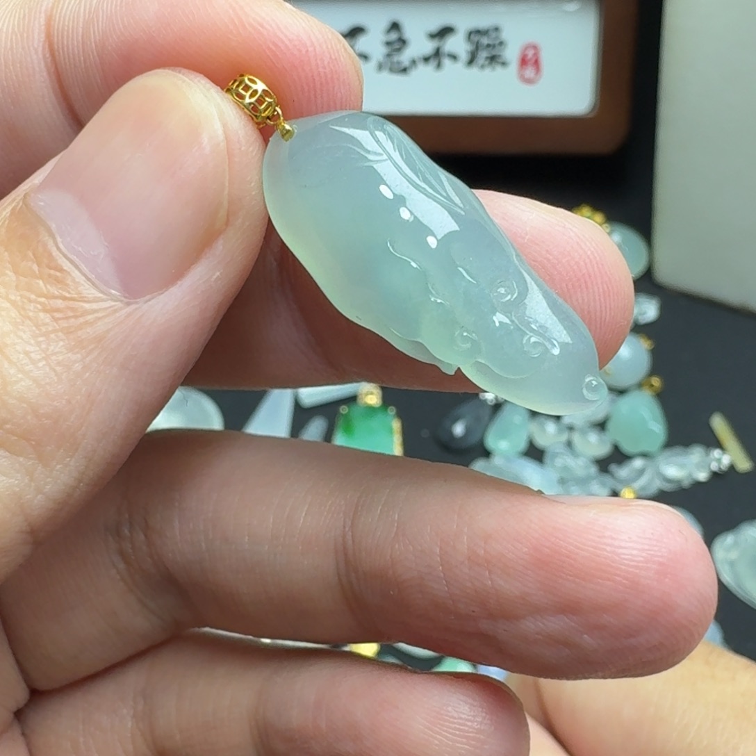 翡翠18K金镶嵌颈饰佛手瓜