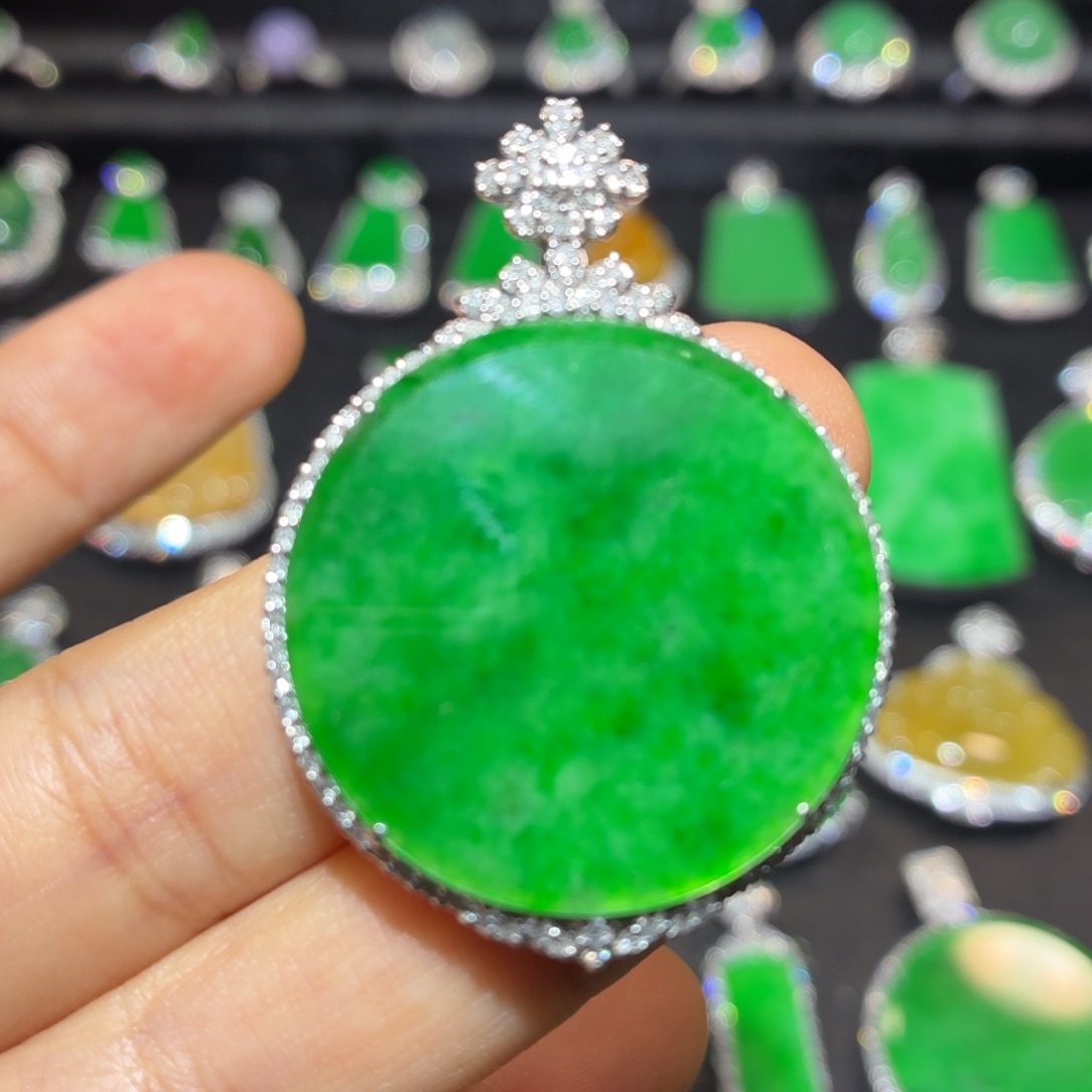 G***果翡翠18K金镶嵌吊坠(不含链)翡翠