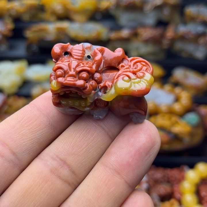 石英质玉（黄龙玉）未镶嵌颈饰