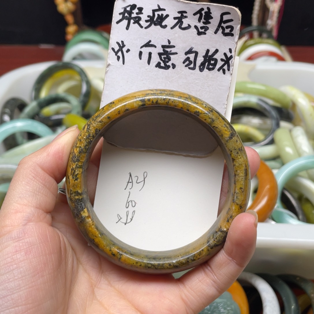 蛇纹石玉手镯未镶嵌