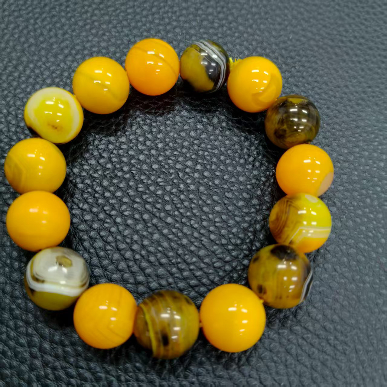 精品时尚百搭牛黄卡14手串（多样性拍一发一）