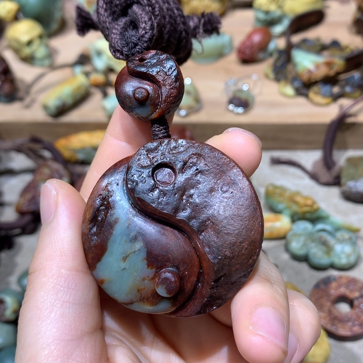 未镶嵌岫岩河磨玉（透闪石质玉）挂件石**1