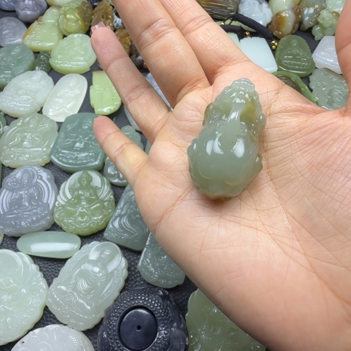 为****和田玉未镶嵌颈饰