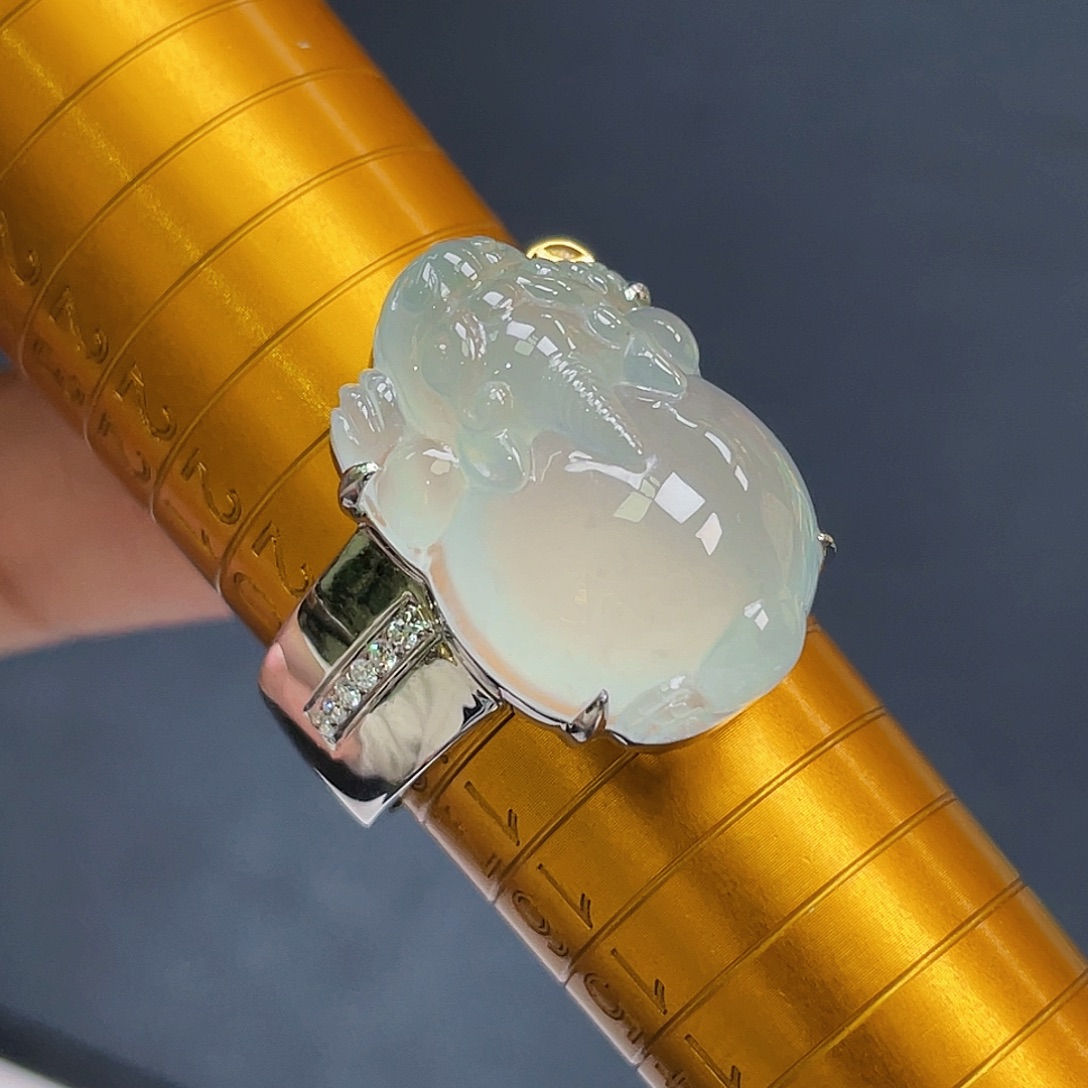 翡翠18K金镶嵌戒指三脚金蟾