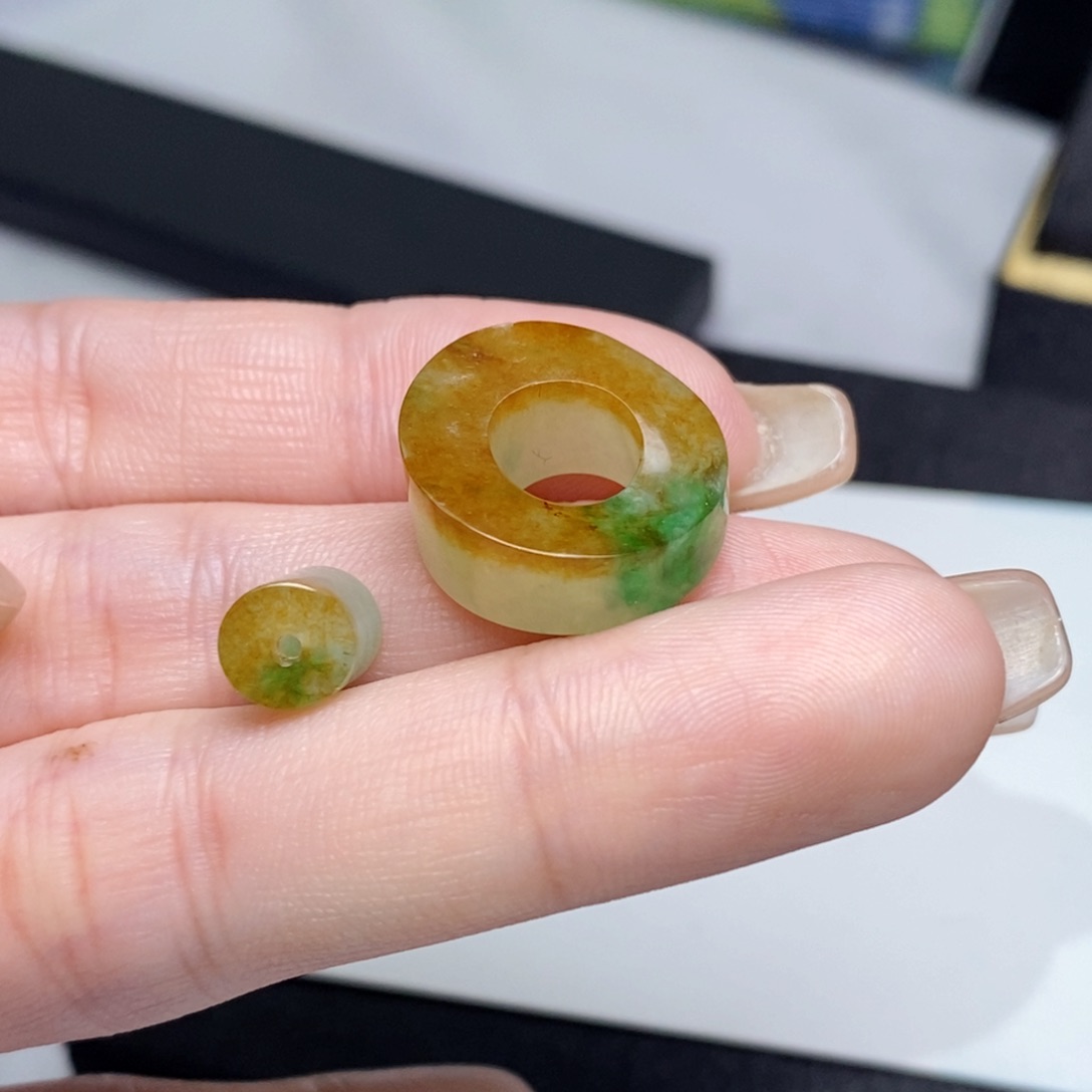 翡翠未镶嵌颈饰黄加绿随形圈圈