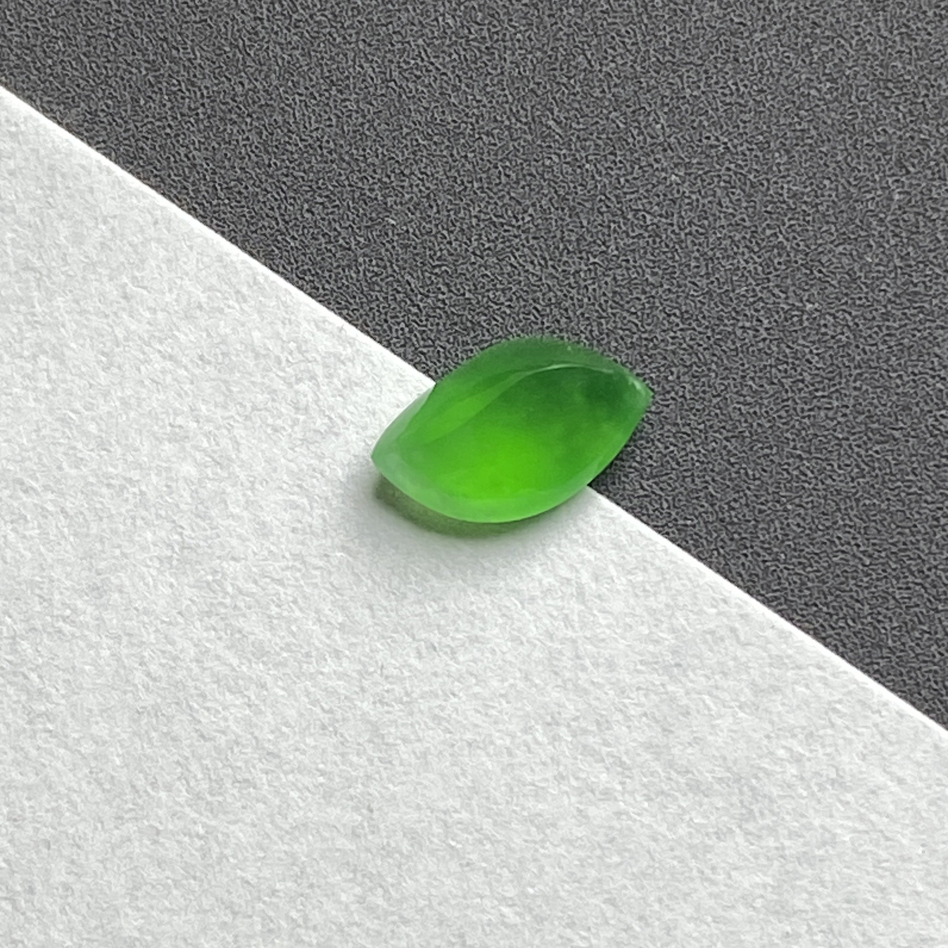 天然缅甸翡翠A货冰满阳绿随形豆尺寸8.5×5.4×3.2mm