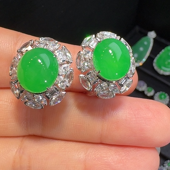 18K金镶嵌翡翠耳饰