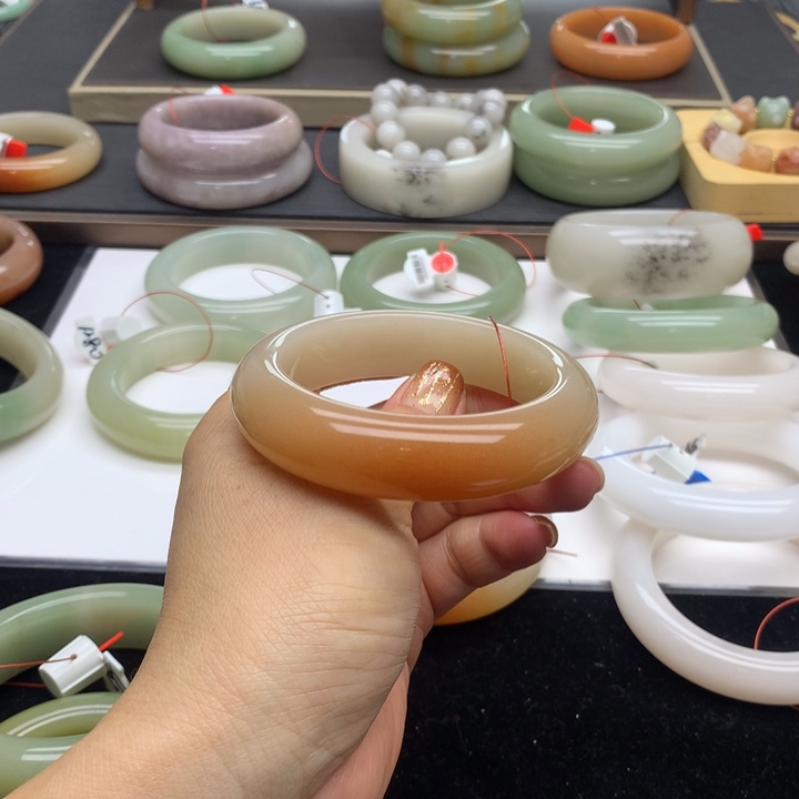 未镶嵌手镯石英质玉