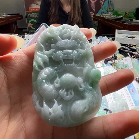 翡翠未镶嵌颈饰一个