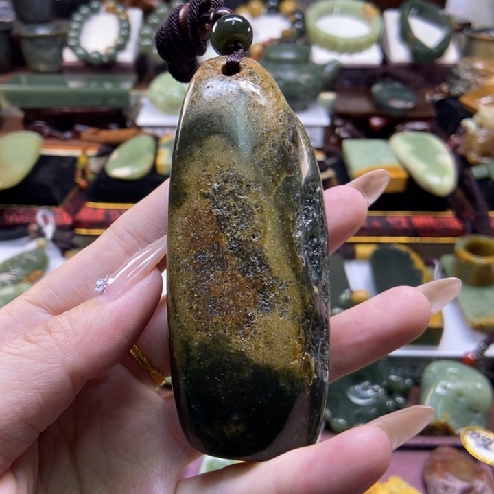 未镶嵌岫岩河磨玉（透闪石质玉）把件