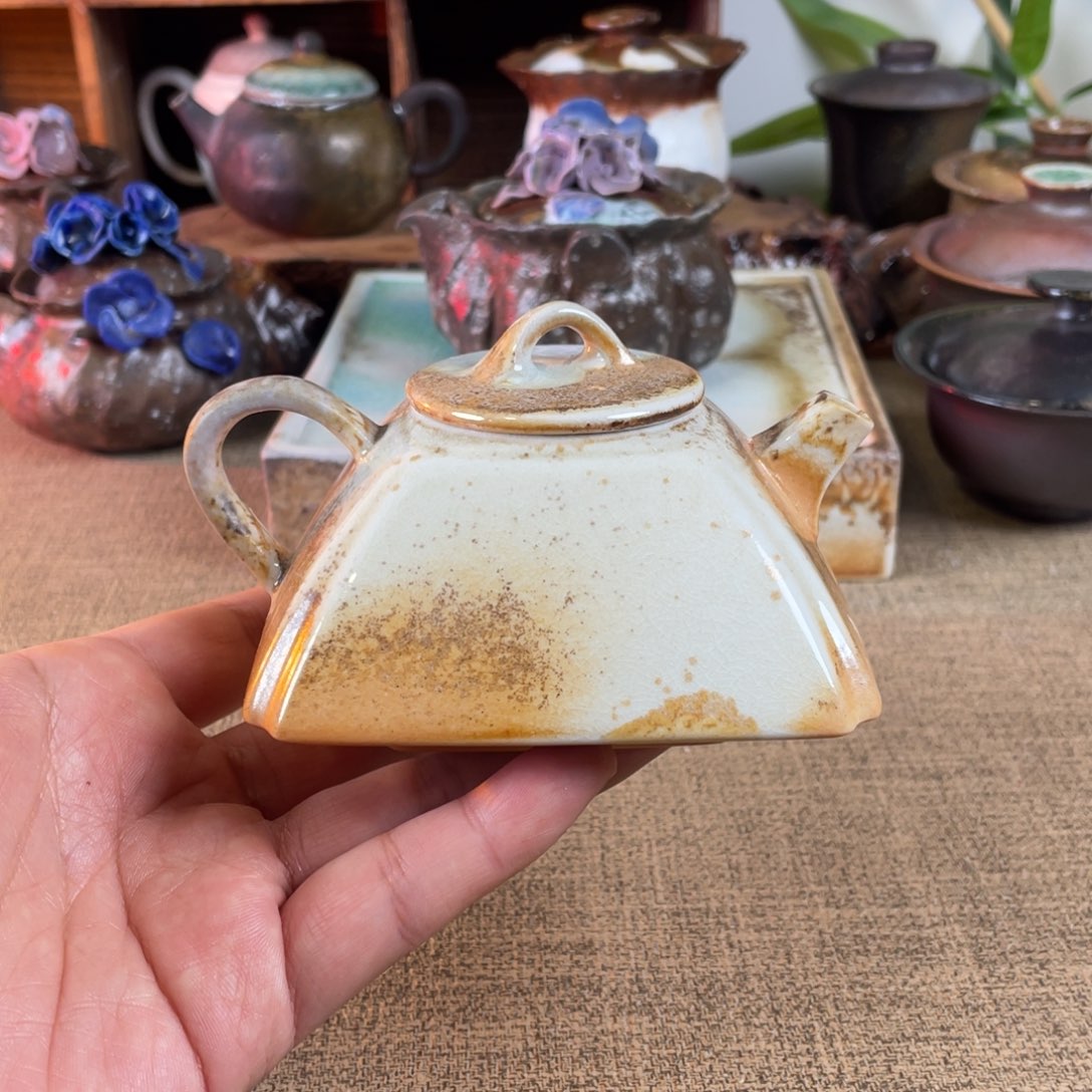 坦克壶。    中白壶。  