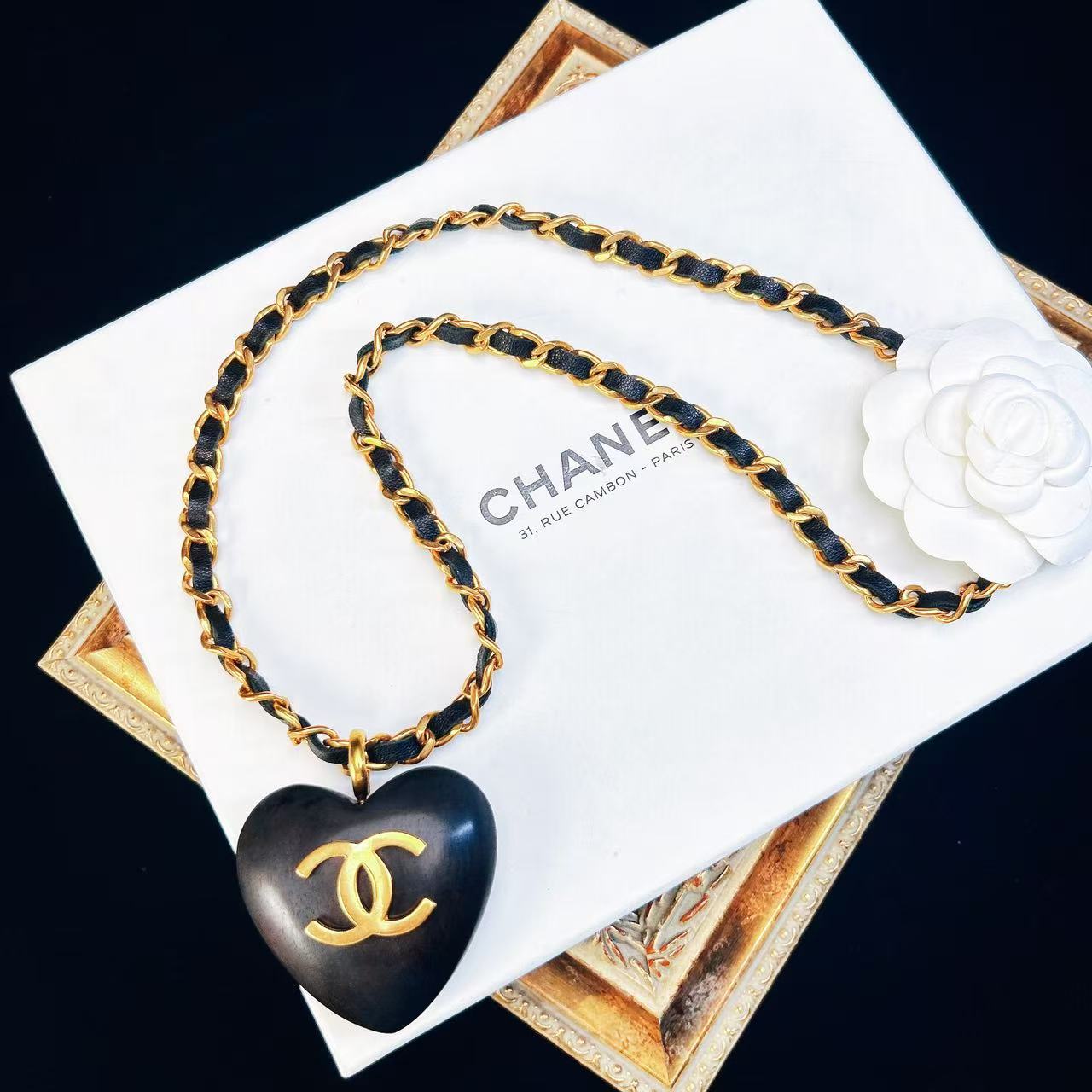 95新 Chanel/香奈儿 柚礼/香奈儿胡桃木皮穿桃心项链nxp