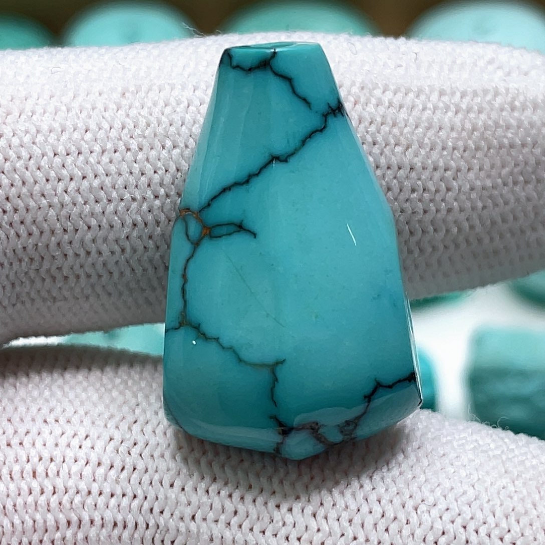 绿松石未镶嵌颈饰