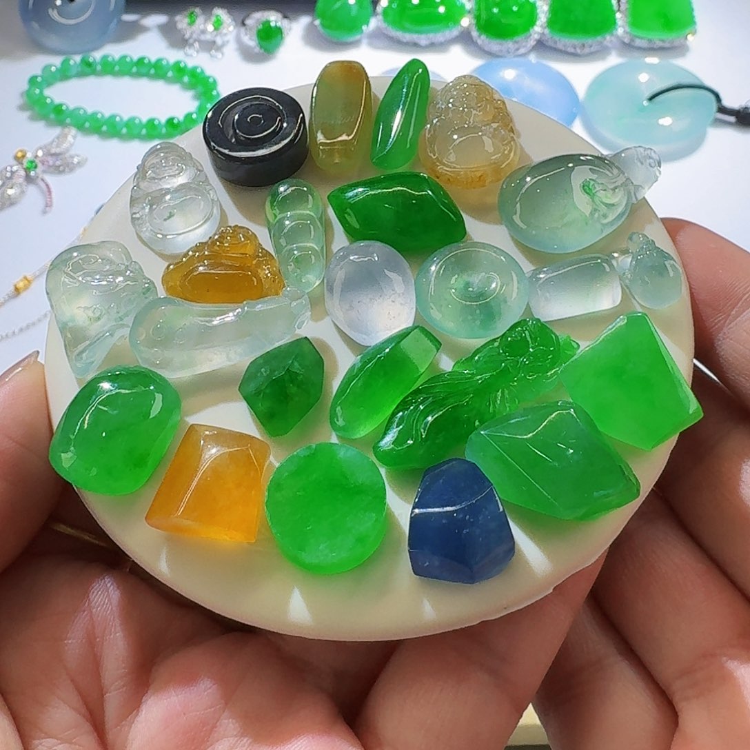 翡翠未镶嵌颈饰多样性发其一