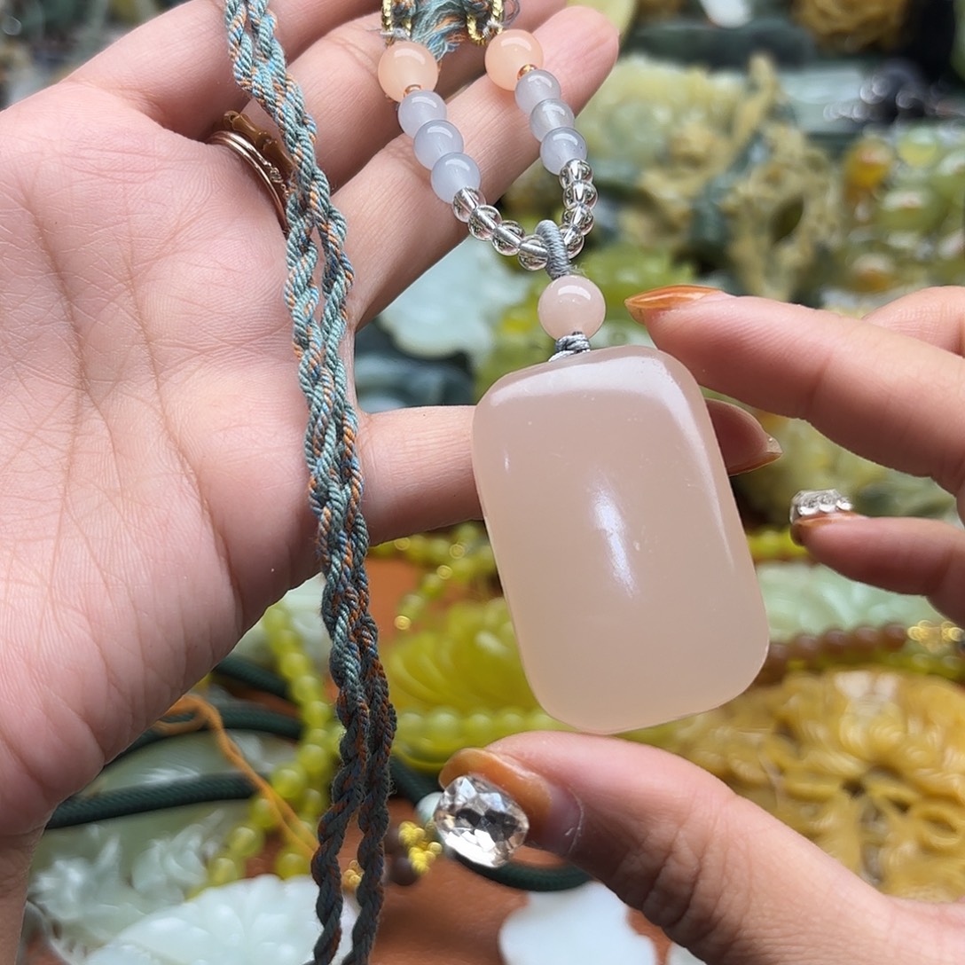 蛇纹石玉未镶嵌吊坠