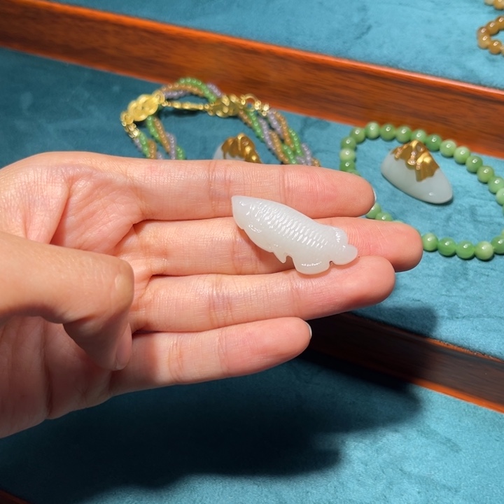 和田玉未镶嵌珠宝半成品俄白鱼