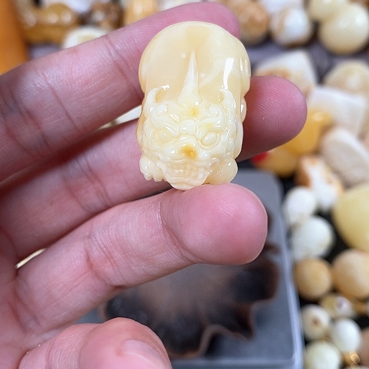 琥珀裸石未镶嵌我