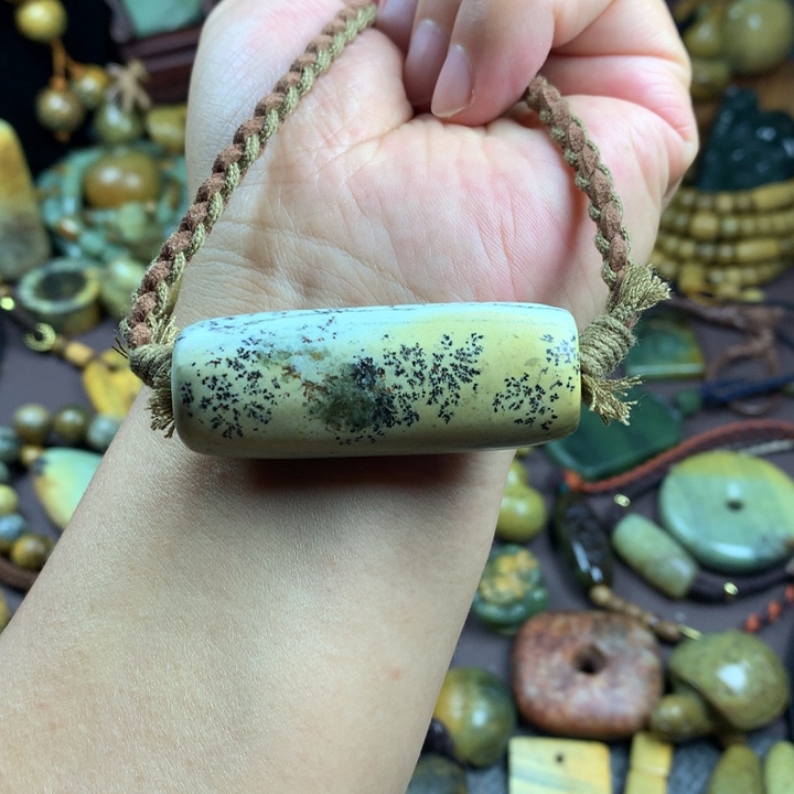吊坠(赠链)未镶嵌岫岩老玉（透闪石质玉）