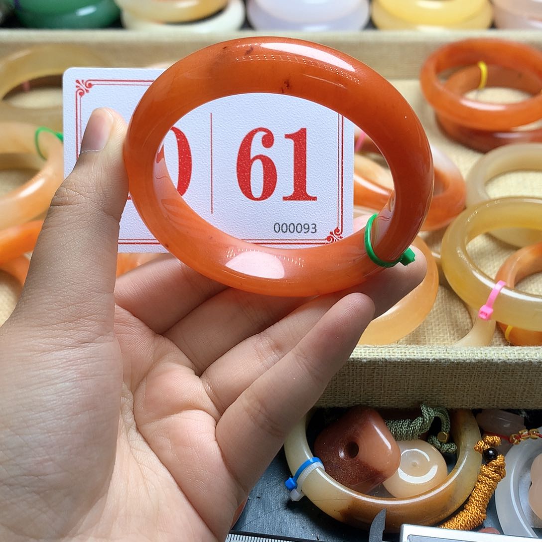 未镶嵌石英质玉（黄龙玉）手镯