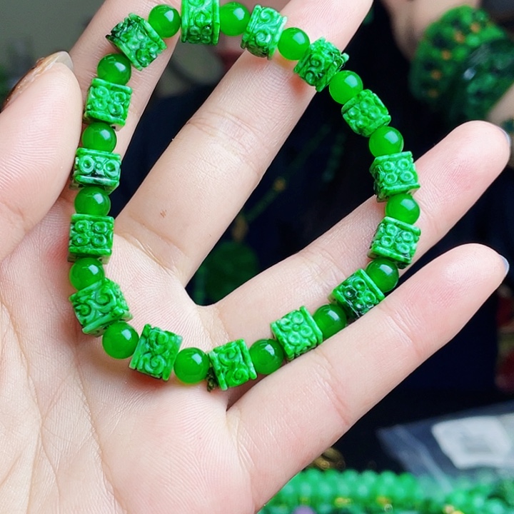 翡翠未镶嵌颈饰多样性