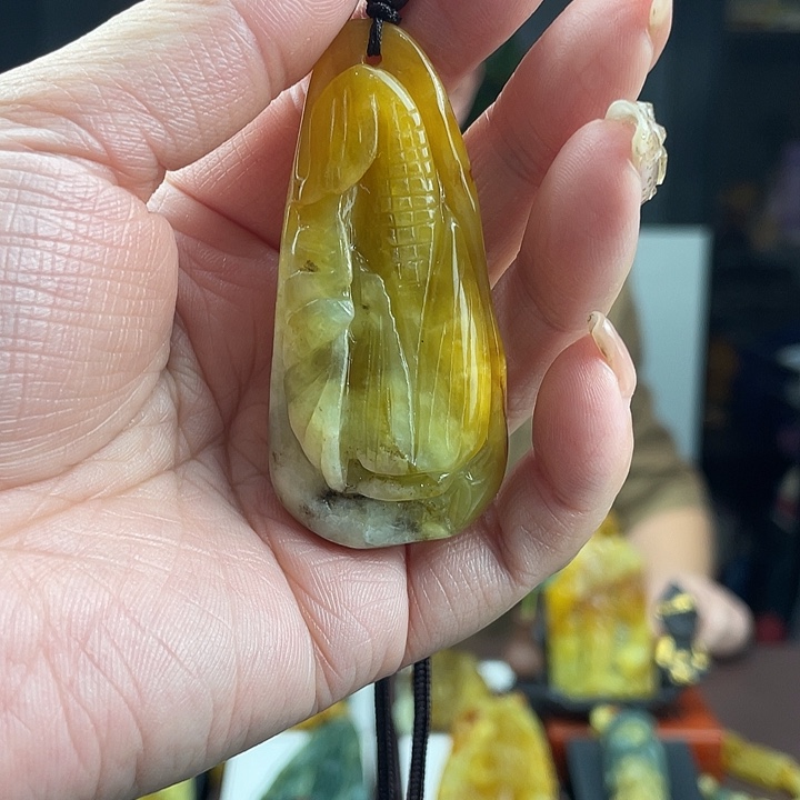 蛇纹石玉未镶嵌颈饰