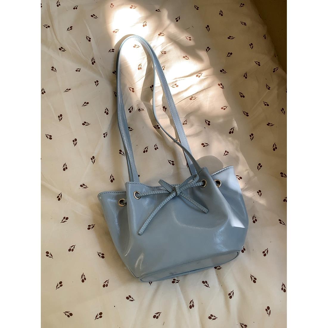 2024春季新款韩版蝴蝶结油蜡抽绳水桶包女简约百搭单肩腋下小包包