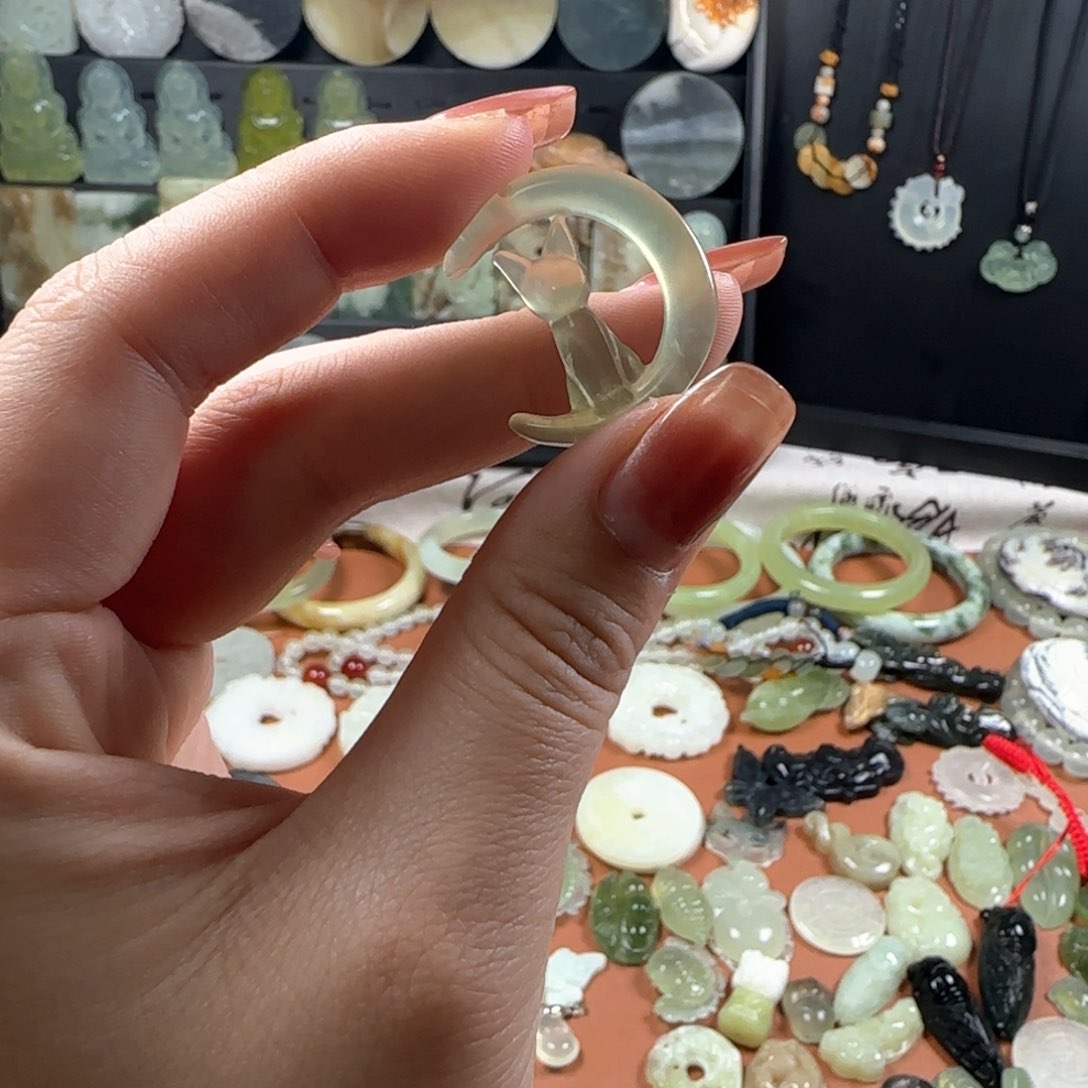 蛇纹石玉颈饰未镶嵌月亮猫