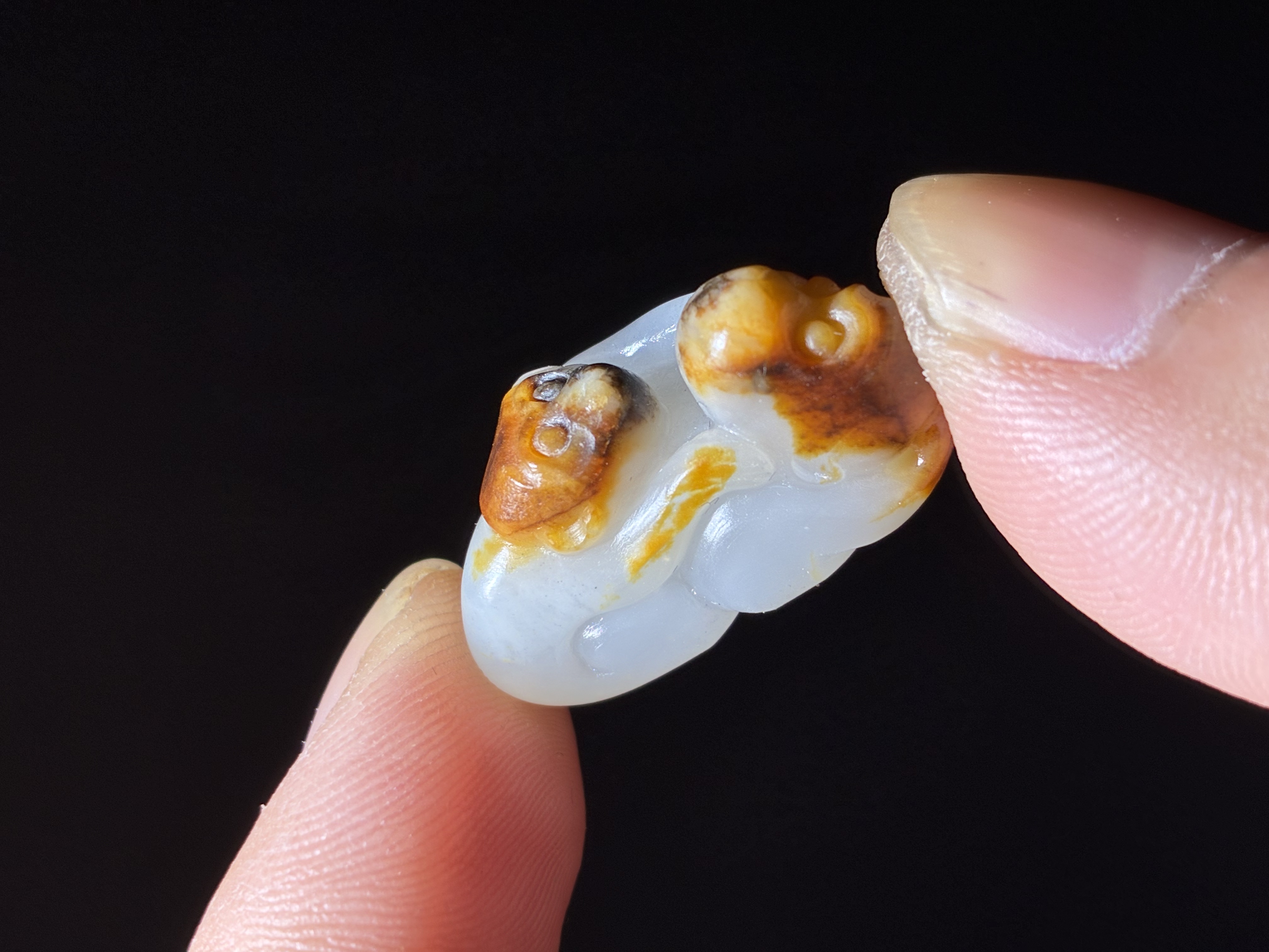 天然新疆和田玉籽料原籽原皮老熟红沁皮苏工精雕双猴和气生财吊坠