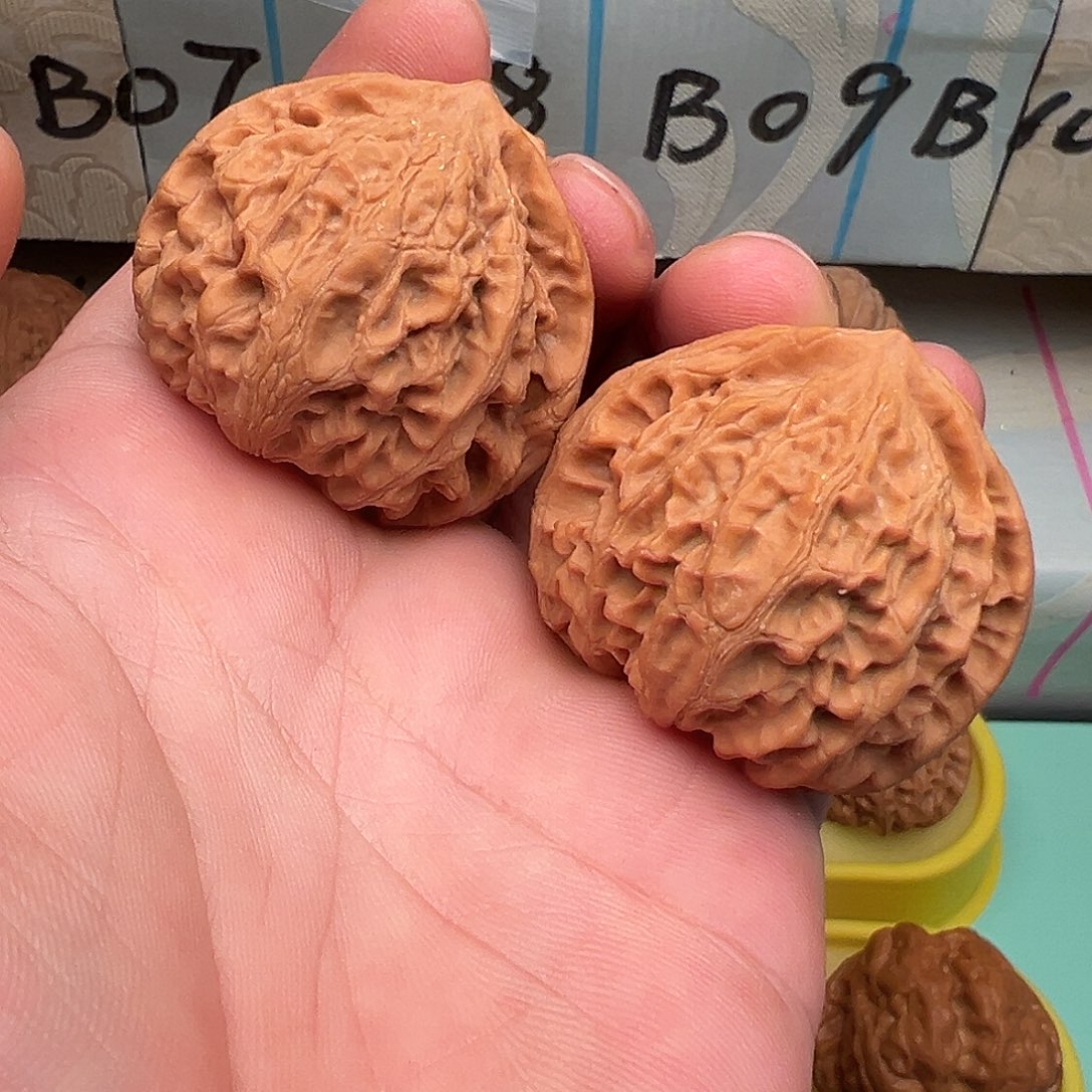 L***芙吊坠文玩核桃金牛43