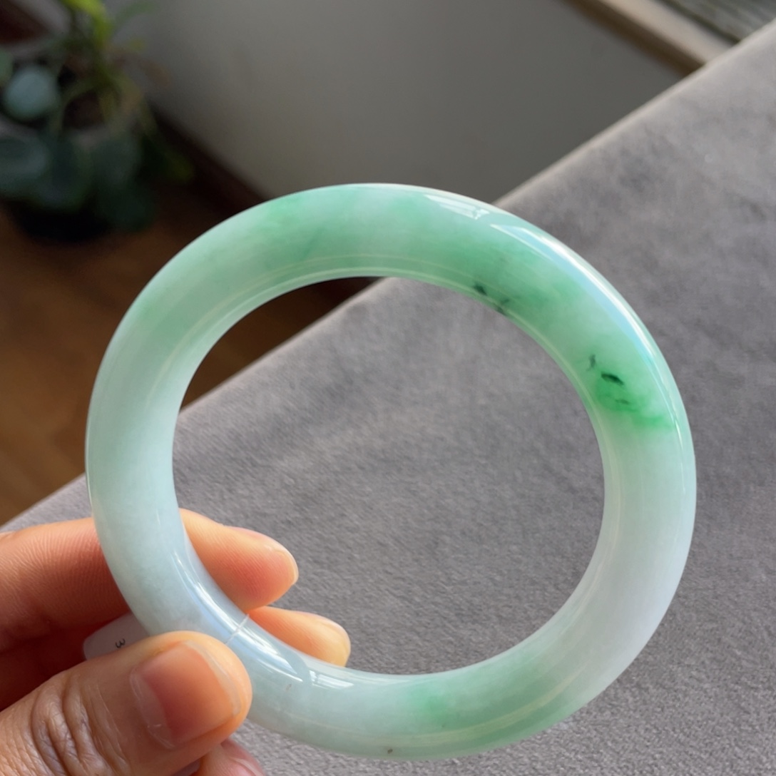 翡翠未镶嵌手镯白底青