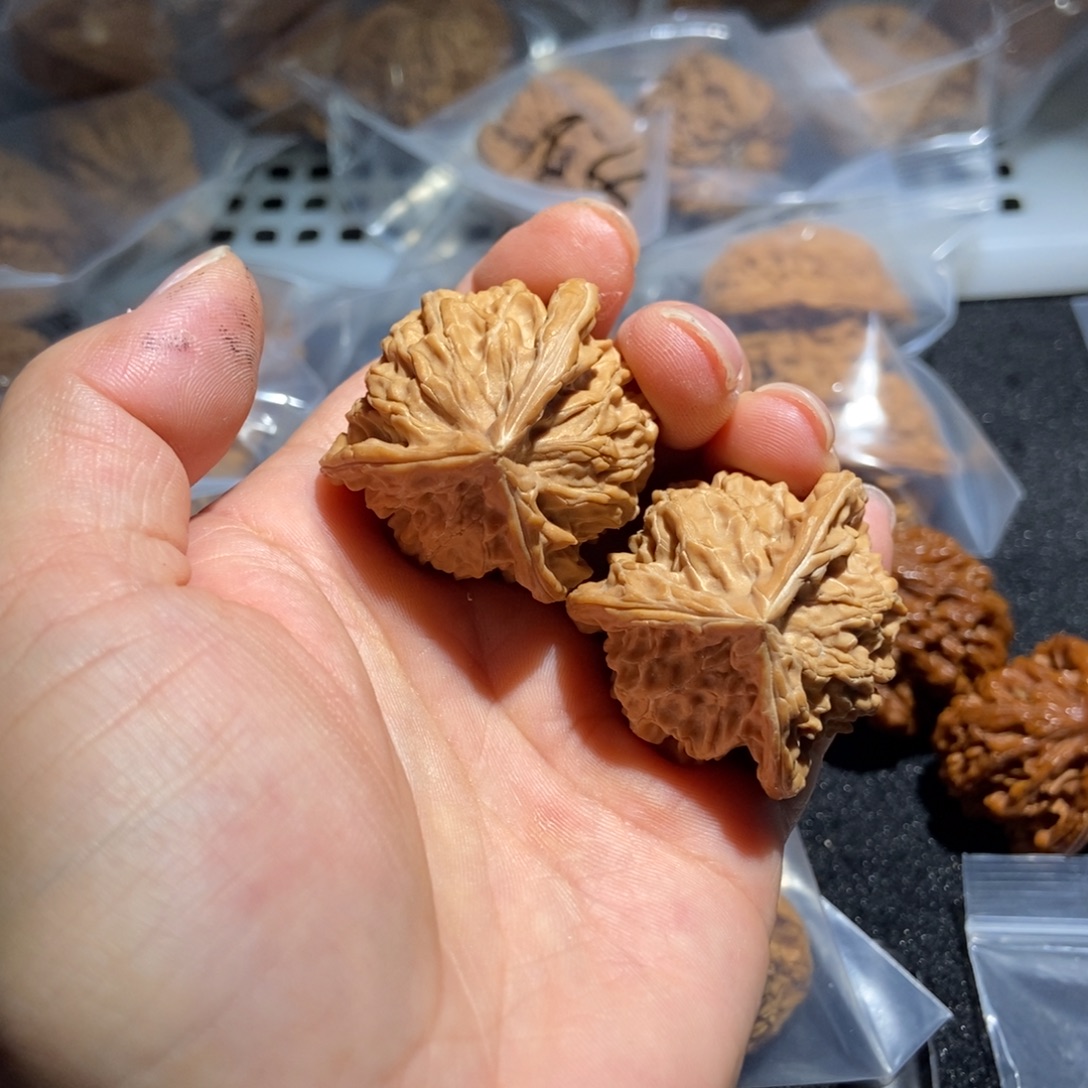 文玩核桃吊坠三三棱300