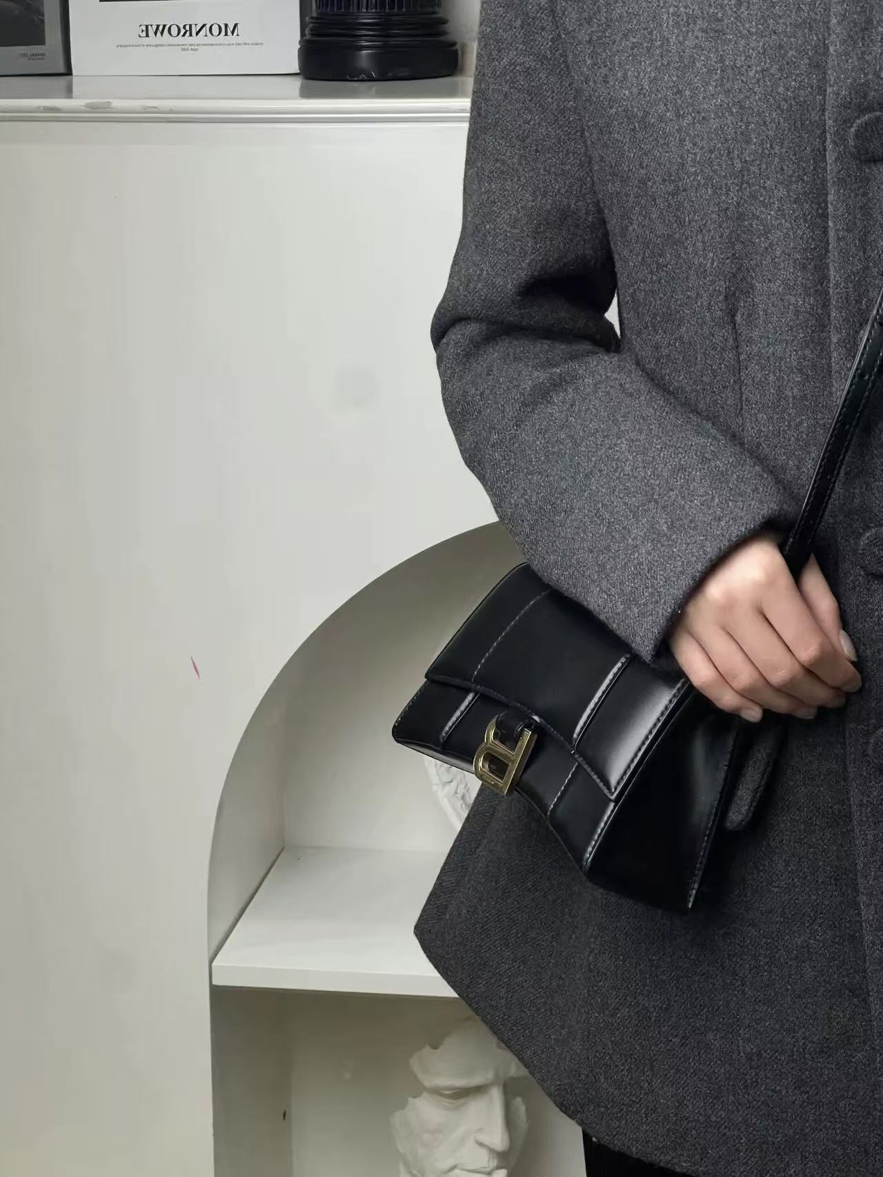 99新 Balenciaga/巴黎世家 沙漏xs黑金光面单肩包/甄选