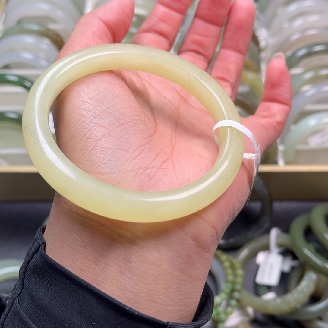 和田玉未镶嵌手镯60圈