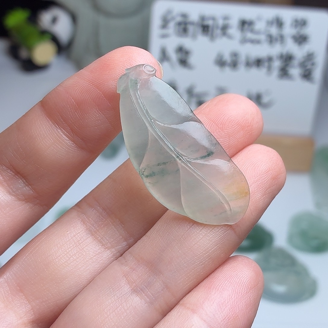 颈饰未镶嵌翡翠冰黄树叶