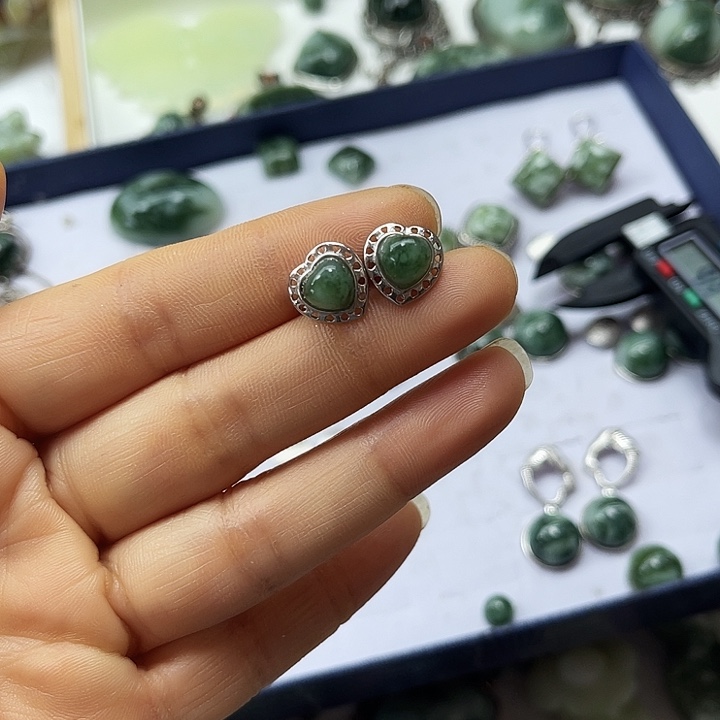 墨***ᵀ透闪石-蛇纹石玉未镶嵌颈饰