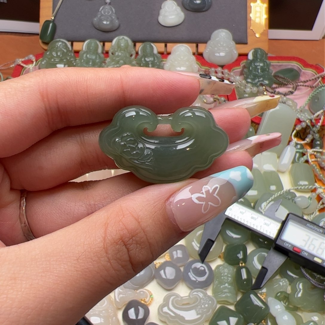 和田玉颈饰未镶嵌八****?