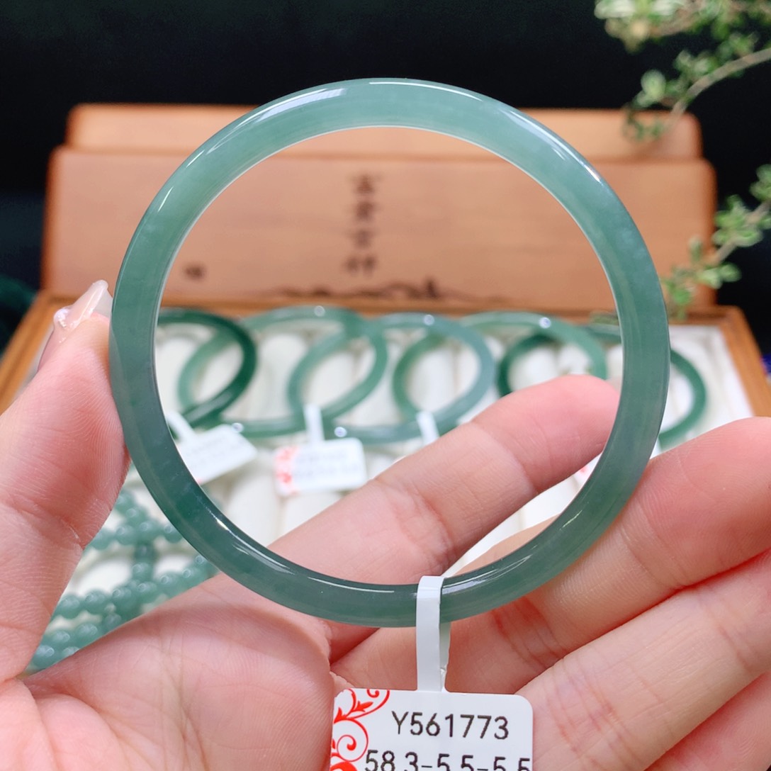 翡翠手镯未镶嵌天然