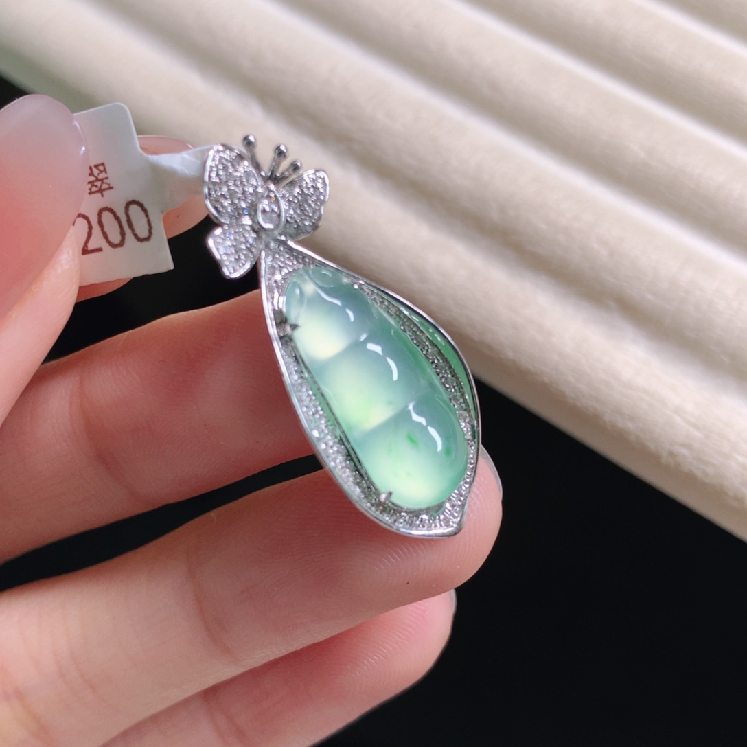 翡翠颈饰18K金镶嵌福豆