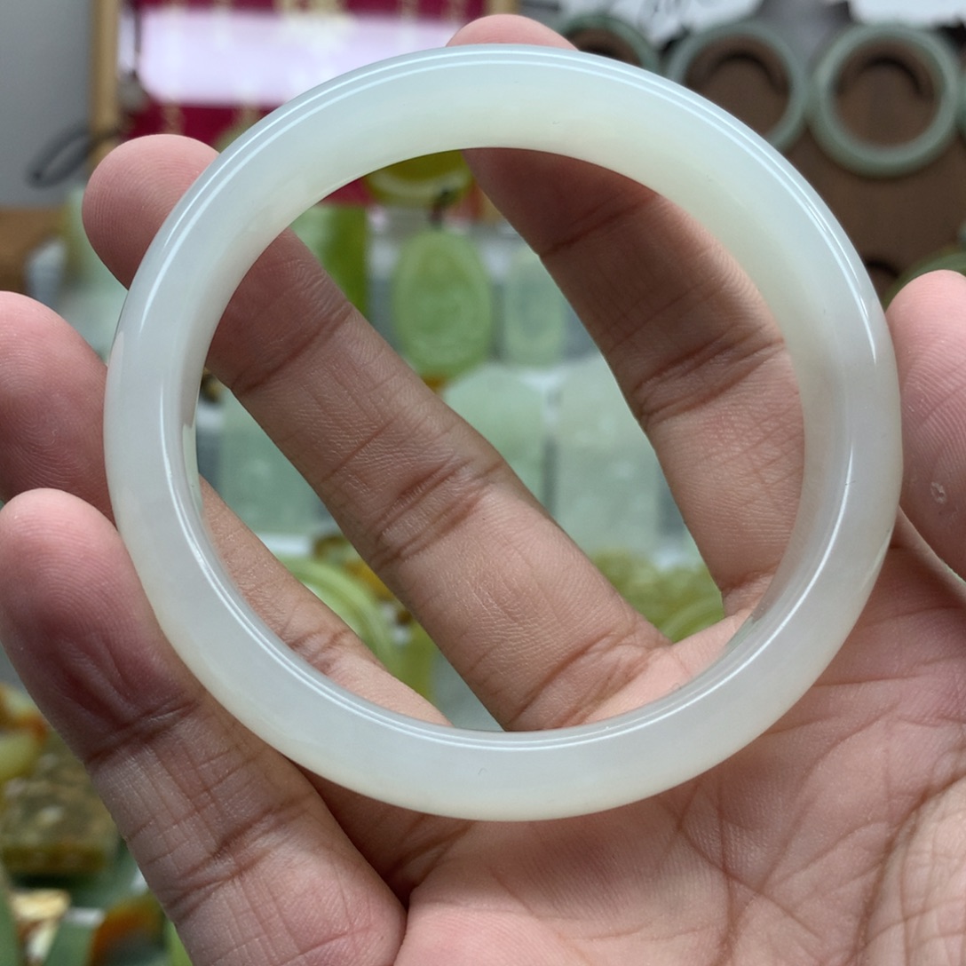 小***鱼岫玉未镶嵌手镯精美岫玉未雕刻手镯