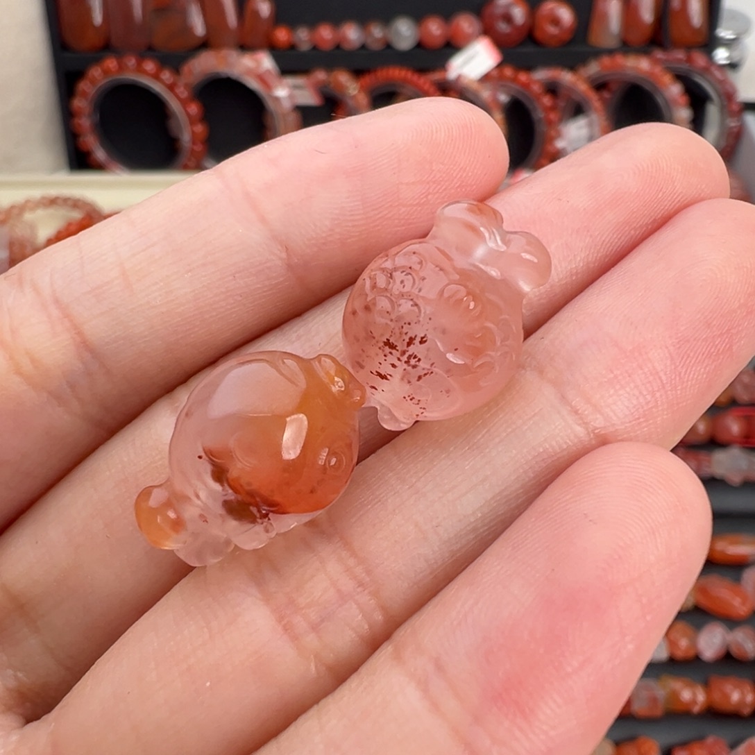 熙***熙南红玛瑙未镶嵌颈饰嘟嘟鱼一对