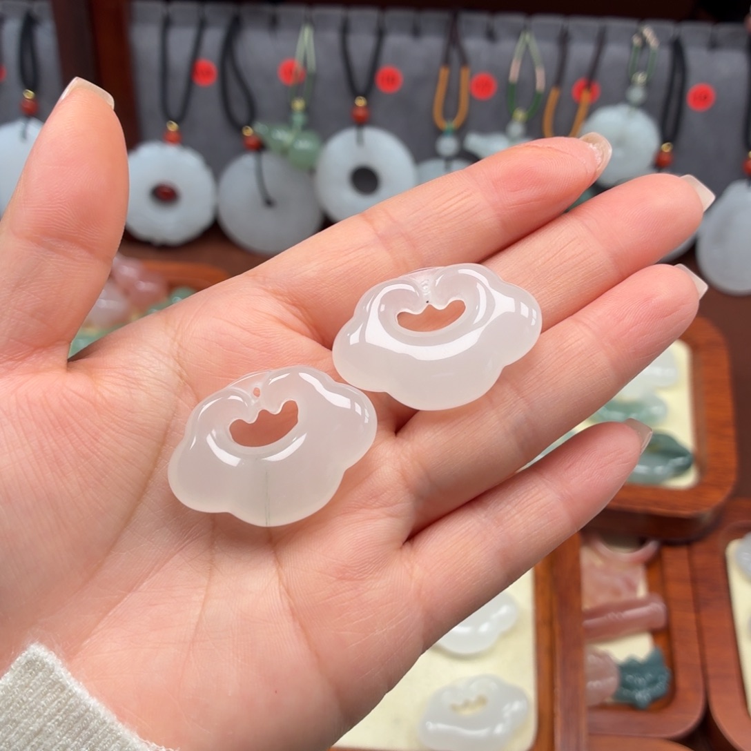 白***艺石英质玉未镶嵌颈饰