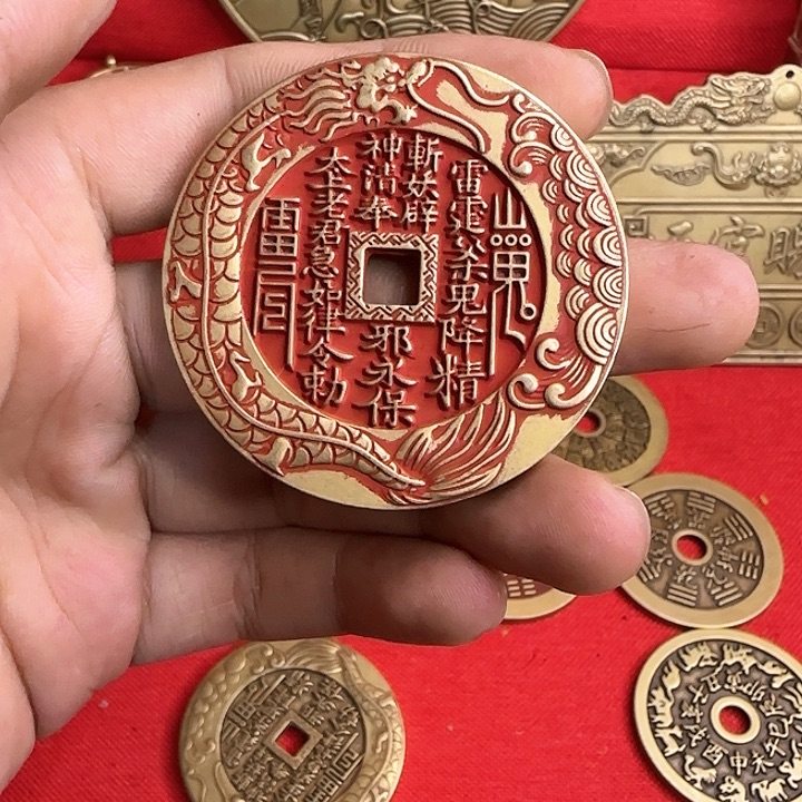 鱼化龙点砂方孔一枚