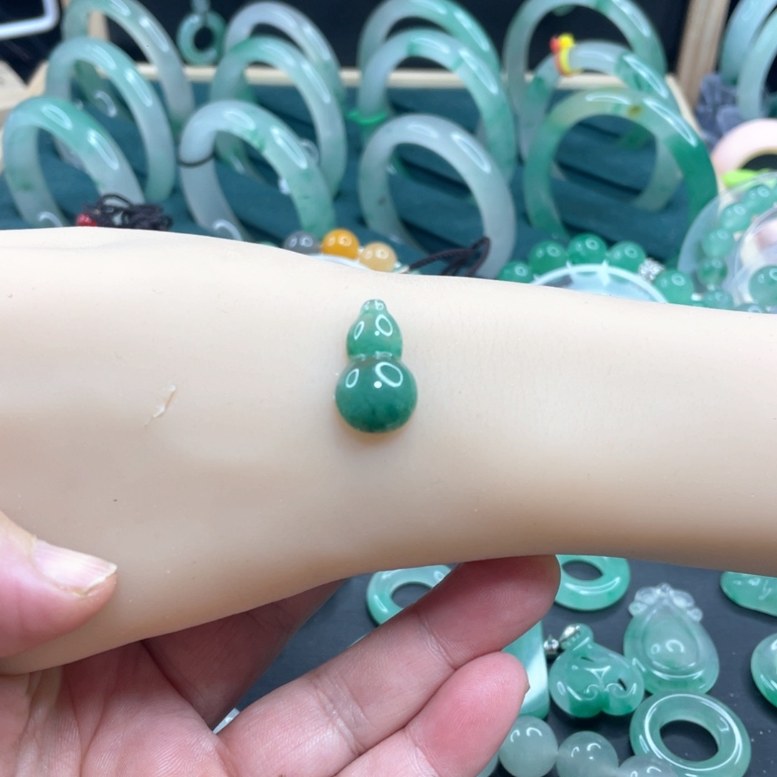 石英质玉未镶嵌颈饰